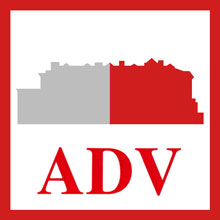 Signet mit den Buchstaben ADV vor einer Grau Rot geteilten, sowie gefüllten, Strichzeichnung des Kulturhauses; roter Rahmen, weißer Hintergrund